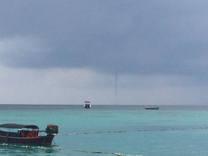 En ovanlig syn också för öns invånare - en tornado!