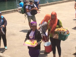 Selgere hopper ombord med frukt, kyllingspyd og andre godsaker