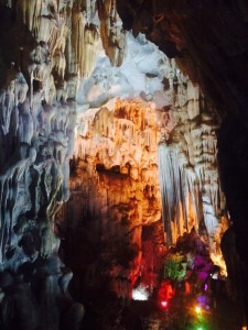 Imponerande grotta med discobelysning
